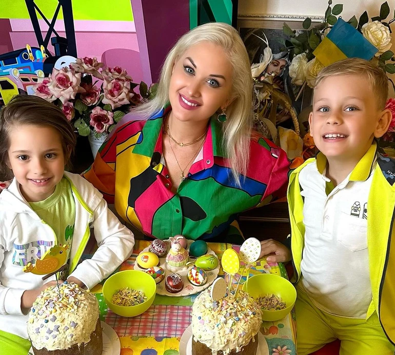 Бужинська на відпочинку з дітьми посвітила соковитим декольте коло моря