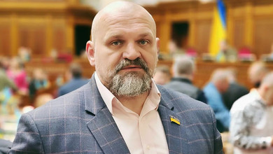 Вірастюк заявив, що офіційно розлучився, та показав нову кохану у своїх обіймах. Фото