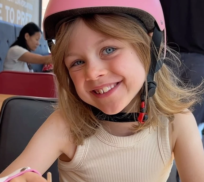 Люблю етикет: 7-річна донька Фреймут англійською пояснила, як пити гарячі напої. Відео