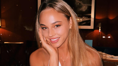 Білодід у капелюсі з бісеру, корсеті-пачці та атласних шортах запалила своє світло на гламурній зйомці