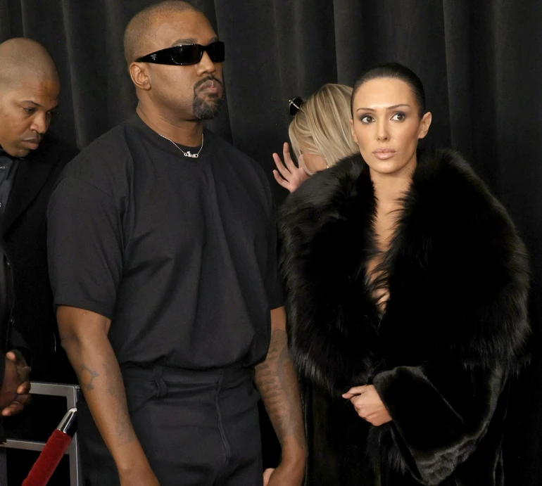 Дружина Каньє Веста театрально оголилася на хіднику Греммі 2025. Фото