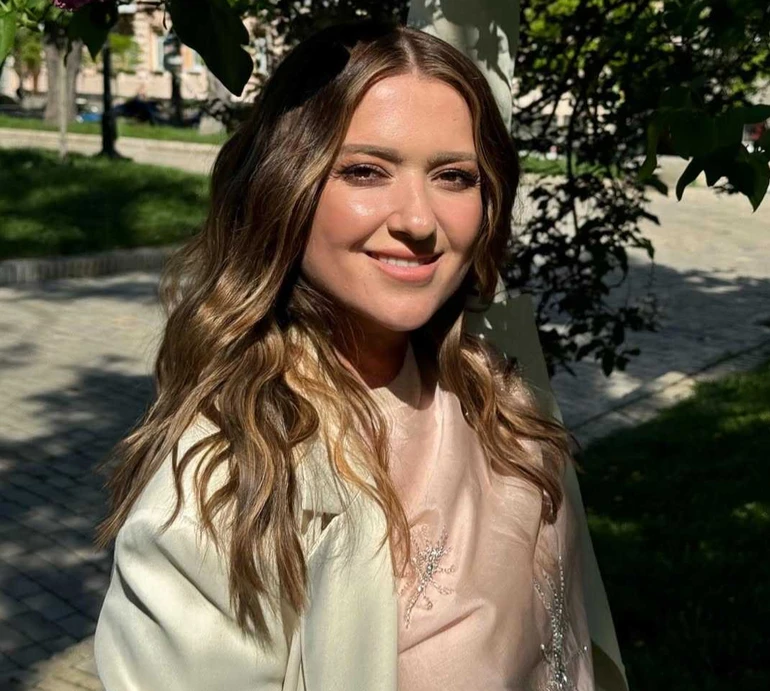 Усміхнена Могилевська в вишиванці заселфилася без мейкапу. Фото