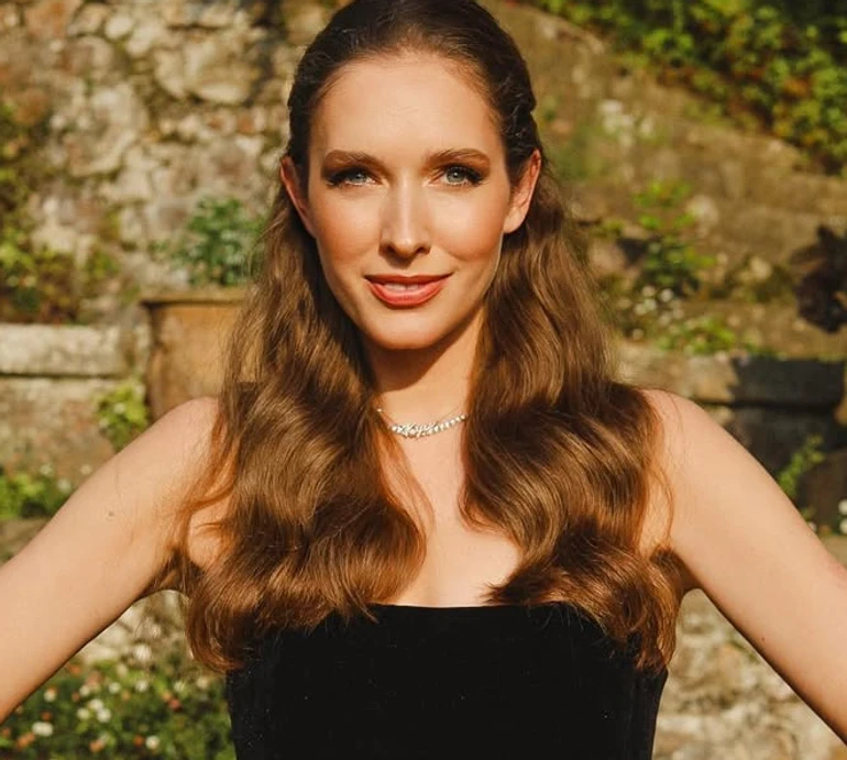 Осадча в ошатній чорно-білій сукні оголила плечі на заході в Каннах. Фото