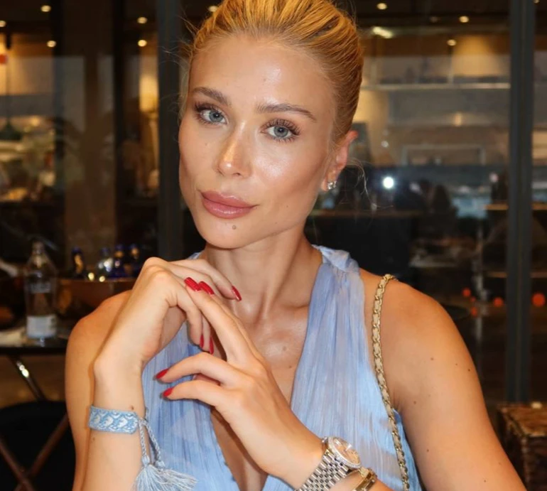 Дружина Коноплі у рожевому бікіні з квіткою посвітила засмаглими сідницями у Туреччині