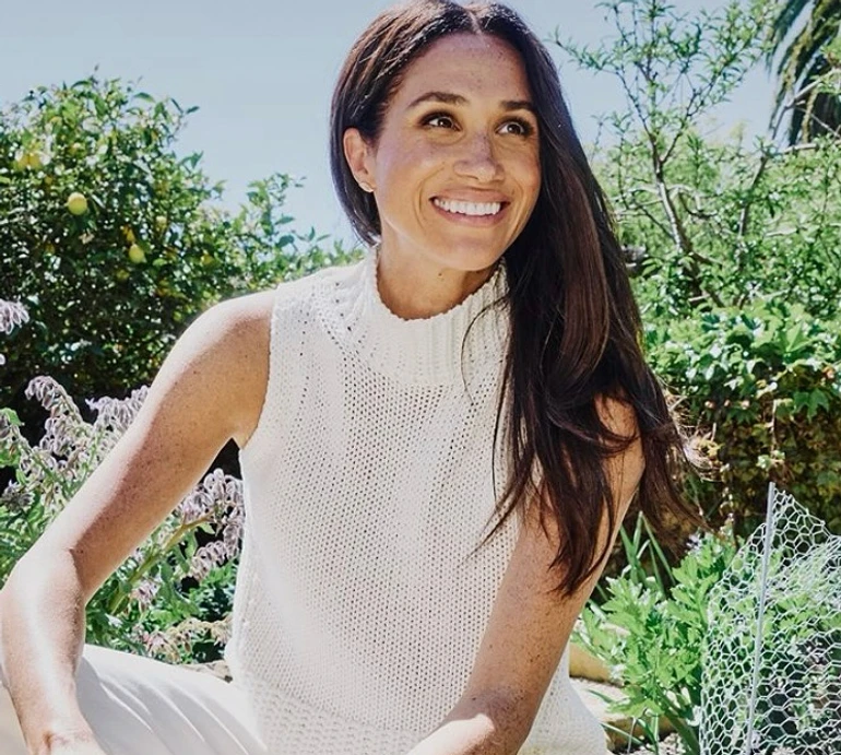 Меган Маркл посвітила ніжками у пляжному луці коло океану. Фото