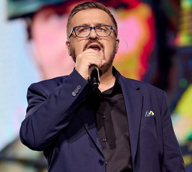 Пономарьов у святковому ковпаку та з песиками показався на своє 52-річчя. Фото