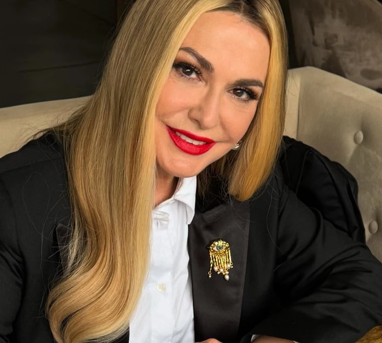 Хіба це я вже така доросла?: Сумська у вишитій сукні пройшлася київськими пагорбами у свій новий рік. Відео