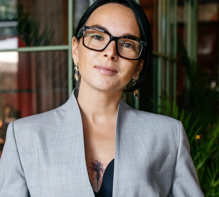 Живу життя мрії: Мірошниченко у діловому луці з пікантним декольте зустріла свої 38. Фото