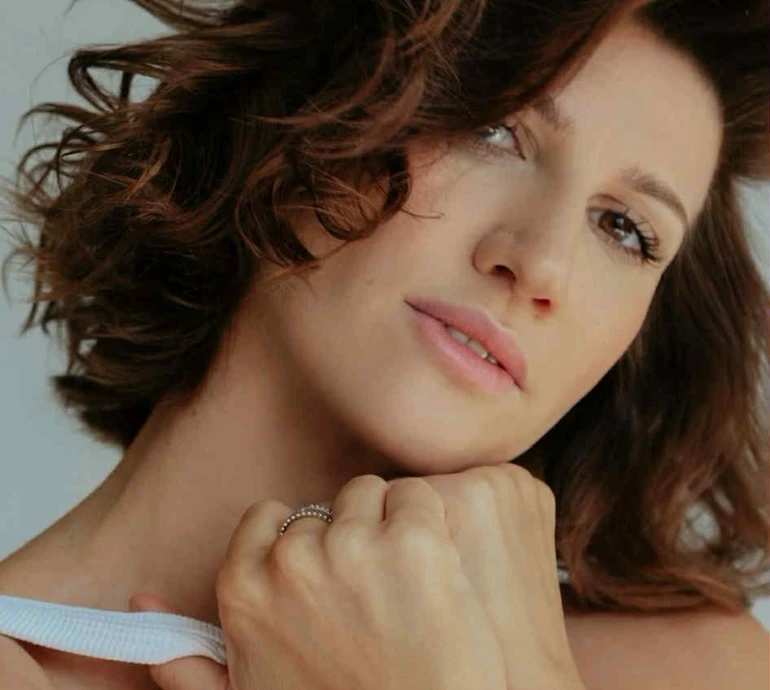 Під нуль, рожеве, з чубчиком і біле: Луценко показала трансформації свого волосся та згадала, як уперше його відрубала