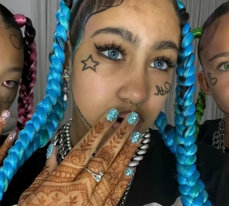 Кольорові лінзи, чорні гріллзи, нарощені вії і тату на обличчі: 12-річна донька Веста і Кардашян збурила мережу епатажним луком