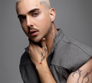 Цілунок в щоку і ніжні обійми: Melovin влаштував романтику з нареченим у ліфті. Фото