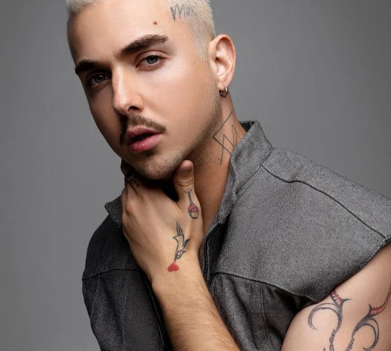 Цілунок в щоку і ніжні обійми: Melovin влаштував романтику з нареченим у ліфті. Фото