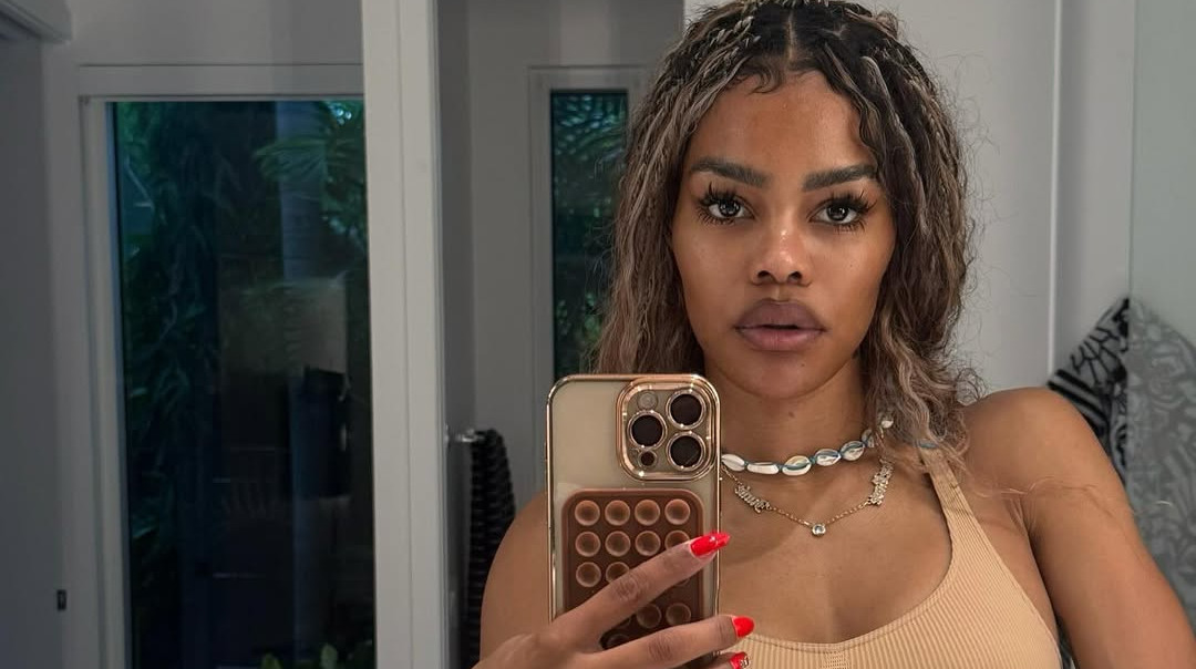 Теяна Тейлор у двошаровому костюмі пройшлася доріжкою GQ Bowl з двома доньками у стилі преппі