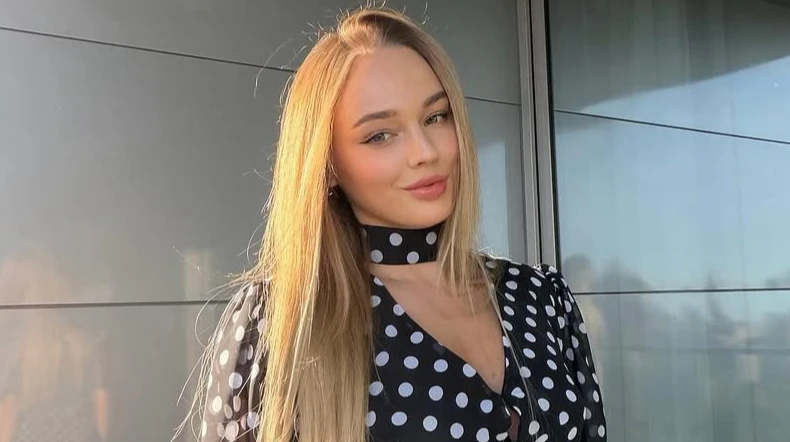 Спідниця-русалка та височенні підбори: Білодід у горошковому луці за 6500 покрасувалася на грайливих фото