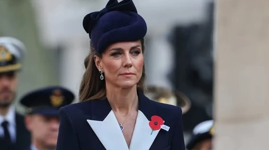 Темно-синій з ніг до голови та сережки Діани: Міддлтон вигуляла елегантний образ на захід пам'яті