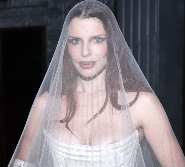 Навіть нічого не оголила: Джулія Фокс показалася в образі нареченої на вулицях Нью-Йорка