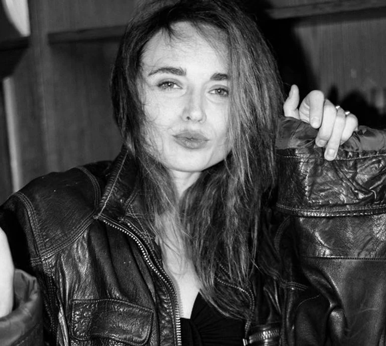 Зірка фільму Довбуш Плахтій позувала у шкірянці та порваних колготках у барі