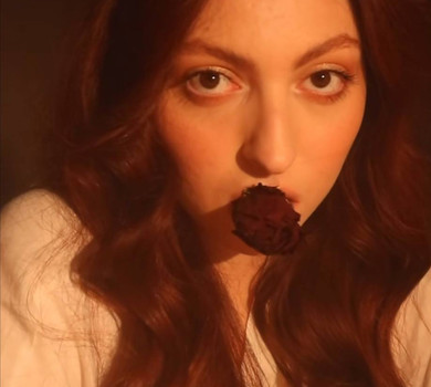 Богіческа чаклунка: Маша Полякова з квіткою в роті заінтригувала відео серед палаючих свічок