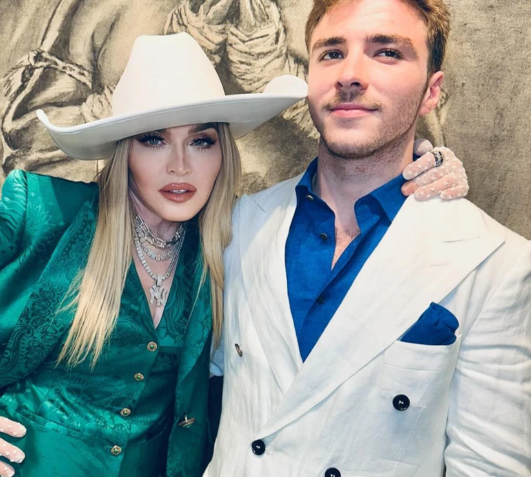 Мадонна з прийомними дітьми попозувала на виставці свого сина від Гая Річі