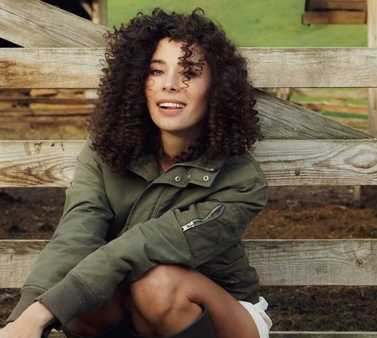 Бідон і кури: Неплях у грайливих шортиках оголила засмаглі стегна на овечій фермі