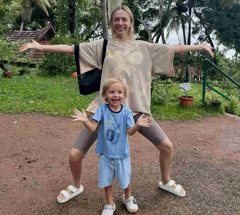 На мене вилили літрів 10 олії: Фролова з сином показалася на індійському ретриті і розповіла про лікування