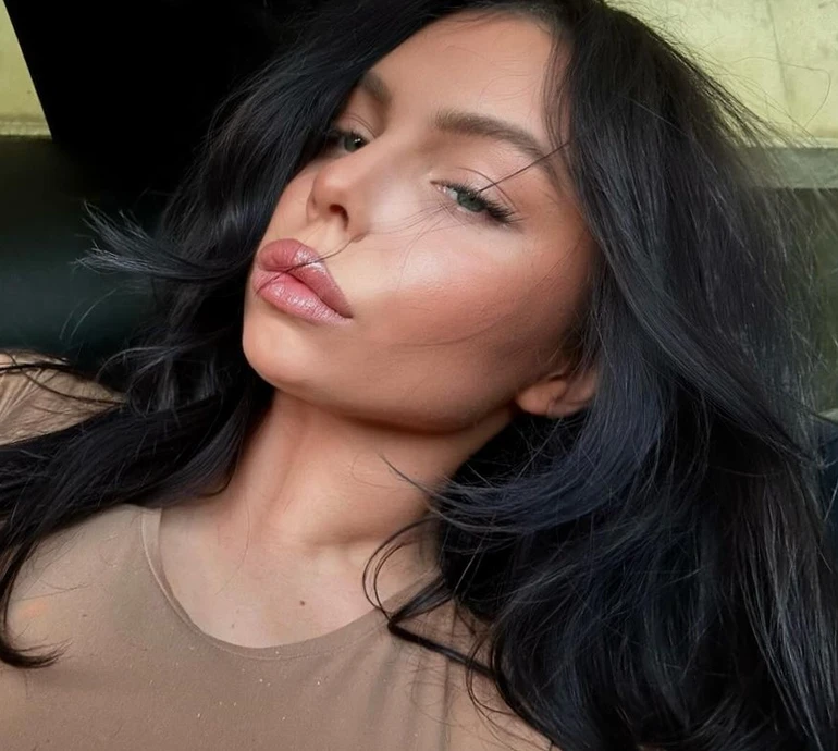 18-річна донька Фреймут у шкіряному міні уявила себе Памелою Андерсон. Фото