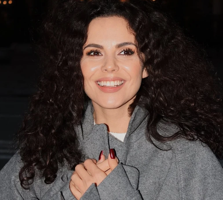 Мінішорти, панчохи та чоботи: Каменських у гранж-луці пораділа весні просто неба. Фото