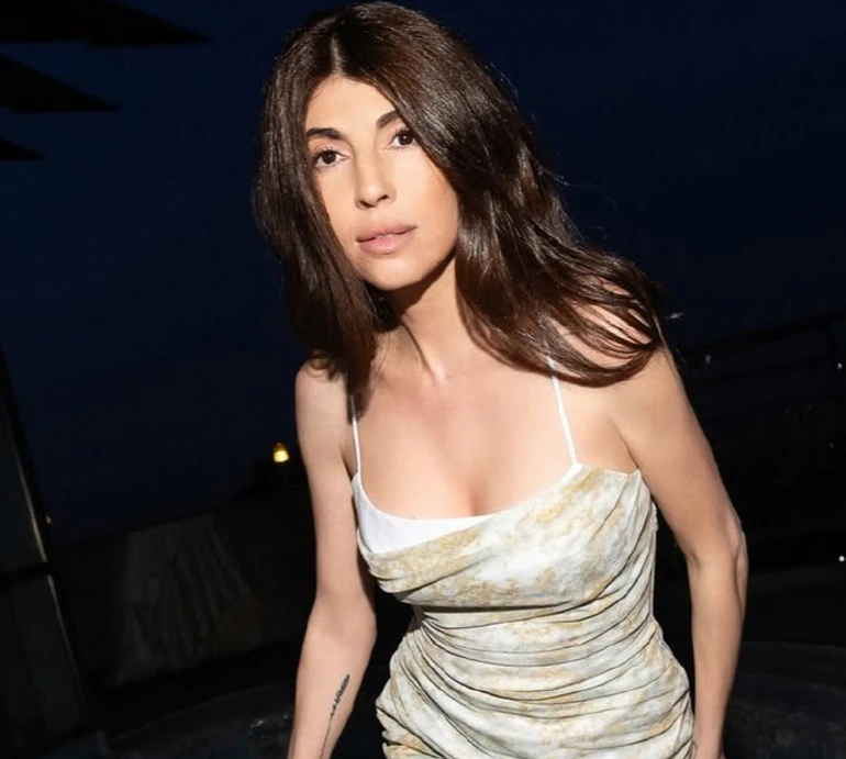 Мусіна топлес попозувала для загадкового селфі