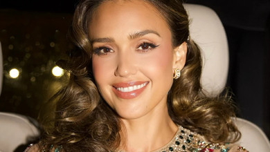 Новий роман? Джессіку Альбу підловили на прогулянці із загадковим чоловіком