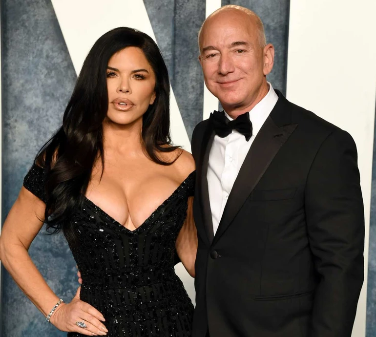 Сексі-хижачка: дружина Безоса в Сен-Тропе вигуляла прозоре леопардове максі. Фото