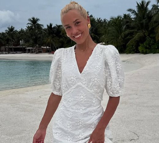 Біла сукня та мальдівська засмага: Квіткова босоніж попозувала на мальовничому пляжі