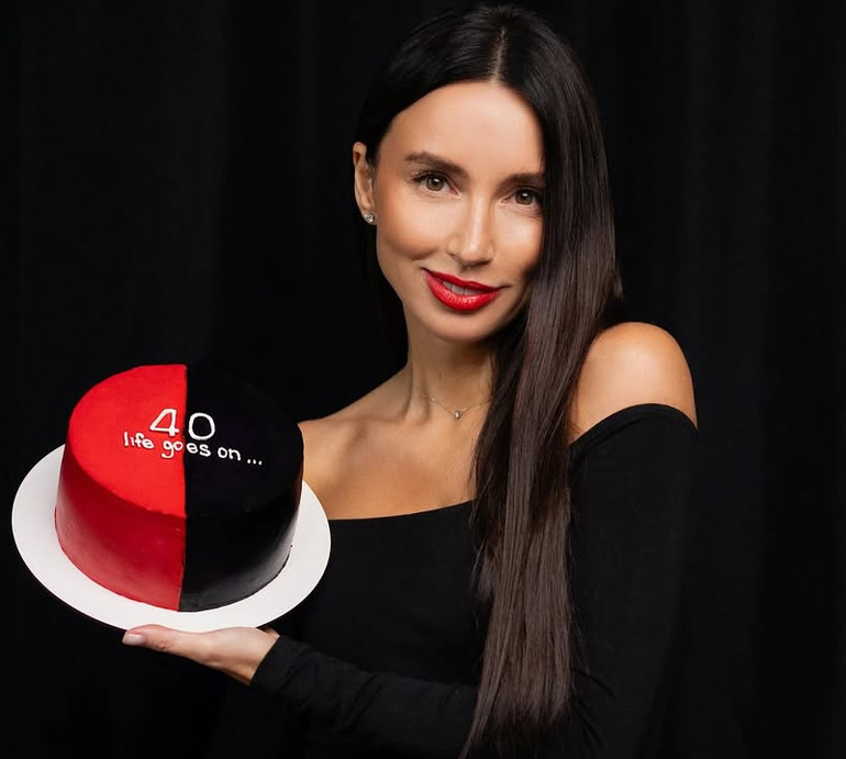 Почуваюся краще, ніж у 20: Арістова у боді, корсеті та з тортиком похвалилася стрункими ногами з нагоди 40-річчя. Фото