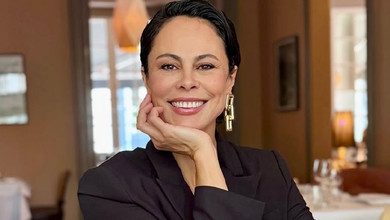 Ексдружина Кличка у багатошаровому максі елегантно виставила ніжку на фешн-зйомці