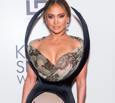 Лопес у надзвичайній сукні попозувала з Аффлеком на хіднику через 10 місяців після розлучення. Фото