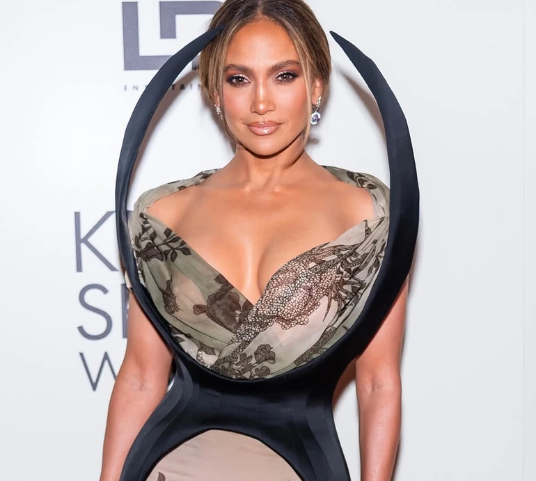 Лопес у надзвичайній сукні пообіймалася з Аффлеком на хіднику через 10 місяців після розлучення. Фото