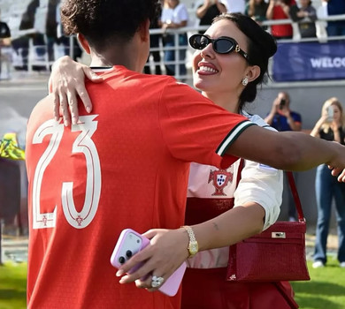 Люблю бути мамою: наречена Роналду похвалилася нагородою його 15-річного сина на футбольному полі. Фото