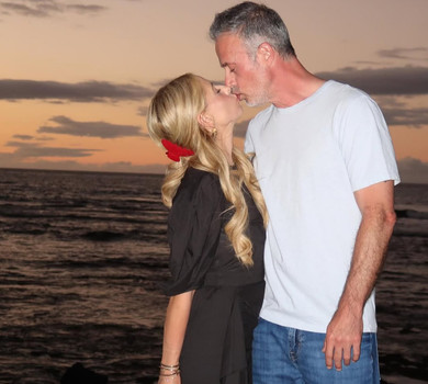 Сара Мішель Геллар показала романтичні моменти з чоловіком на пляжі та посвітила фігурою під водою. Фото