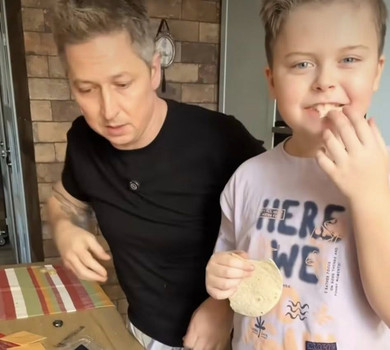 Як Педан із 9-річним сином кулінарний шедевр готували. Кумедне відео