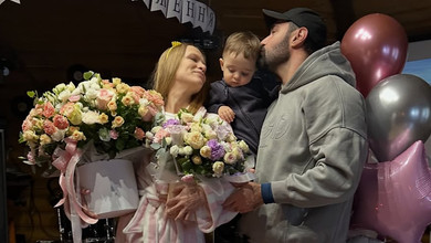 Квіти, кульки і сімейна ідилія: дружина Козловського показала, як відсвяткувала 38-річчя з чоловіком і сином. Фото