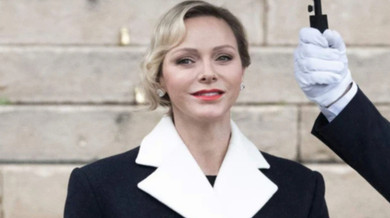 Княгиня Монако на урочистому івенті з чоловіком і дітьми вигуляла елегантне пальто за кілька тисяч євро. Фото