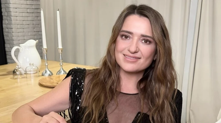 Пелюстки троянд і вітання на плакаті: Могилевська зворушила сюрпризом від доньок