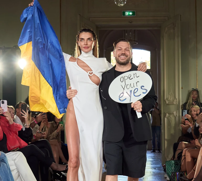 Байкова посвітила принадами на показі Андре Тана в Парижі. ФОТО