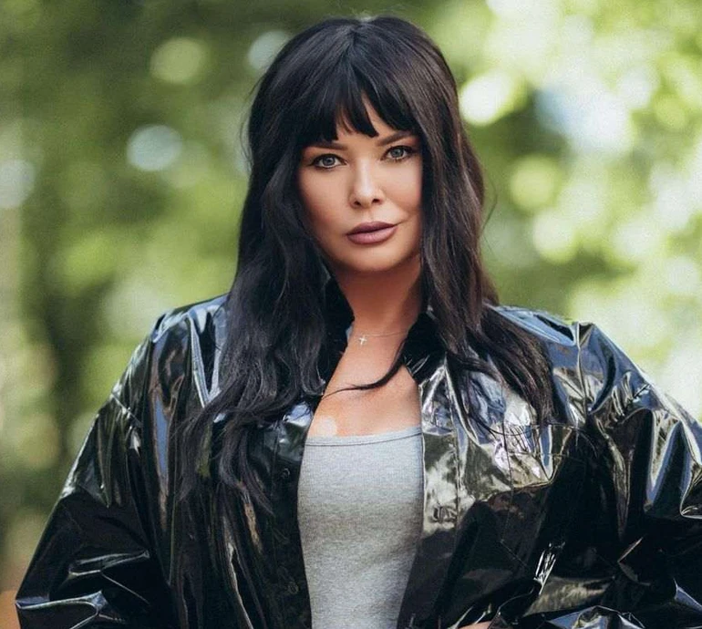 Ахат у оверсайзі та з цуциком насолодилася прогулянкою Нью-Йорком