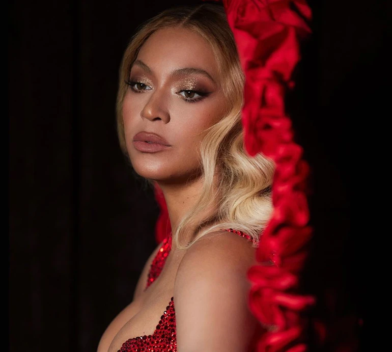 Бейонсе з голими ногами епатувала хідник золотим листочком на інтимному місці. ФОТО