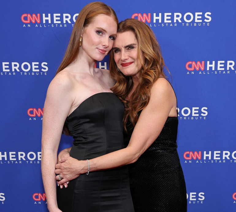 17-річна дочка Брук Шилдс вигуляла сукню-копію тієї, яку через пів року після її народження надягала мама. ФОТО