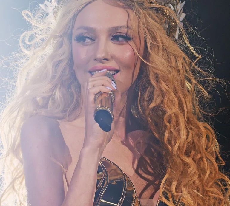 Полякова з обома дочками в домашніх луках привітали різдвяним танцем. Відео