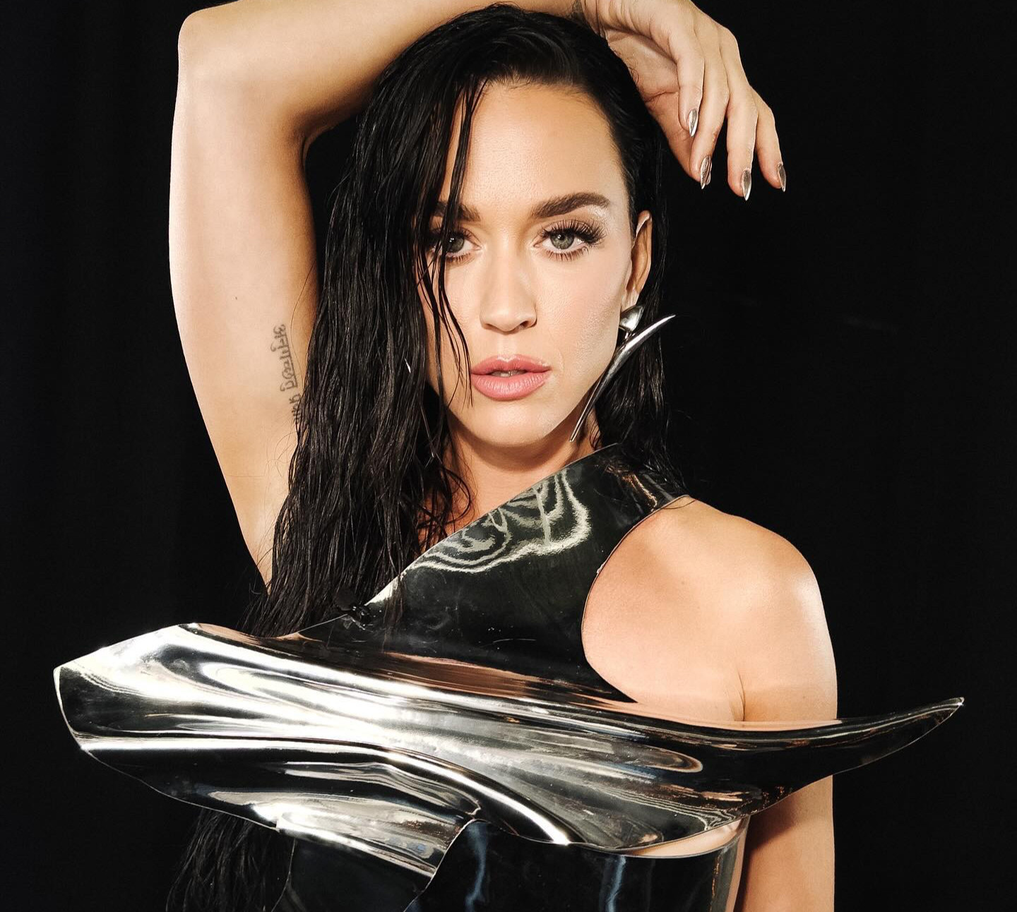 Модна халепа: у Кеті Перрі в прямому ефірі мало не злетів металевий топ. Відео