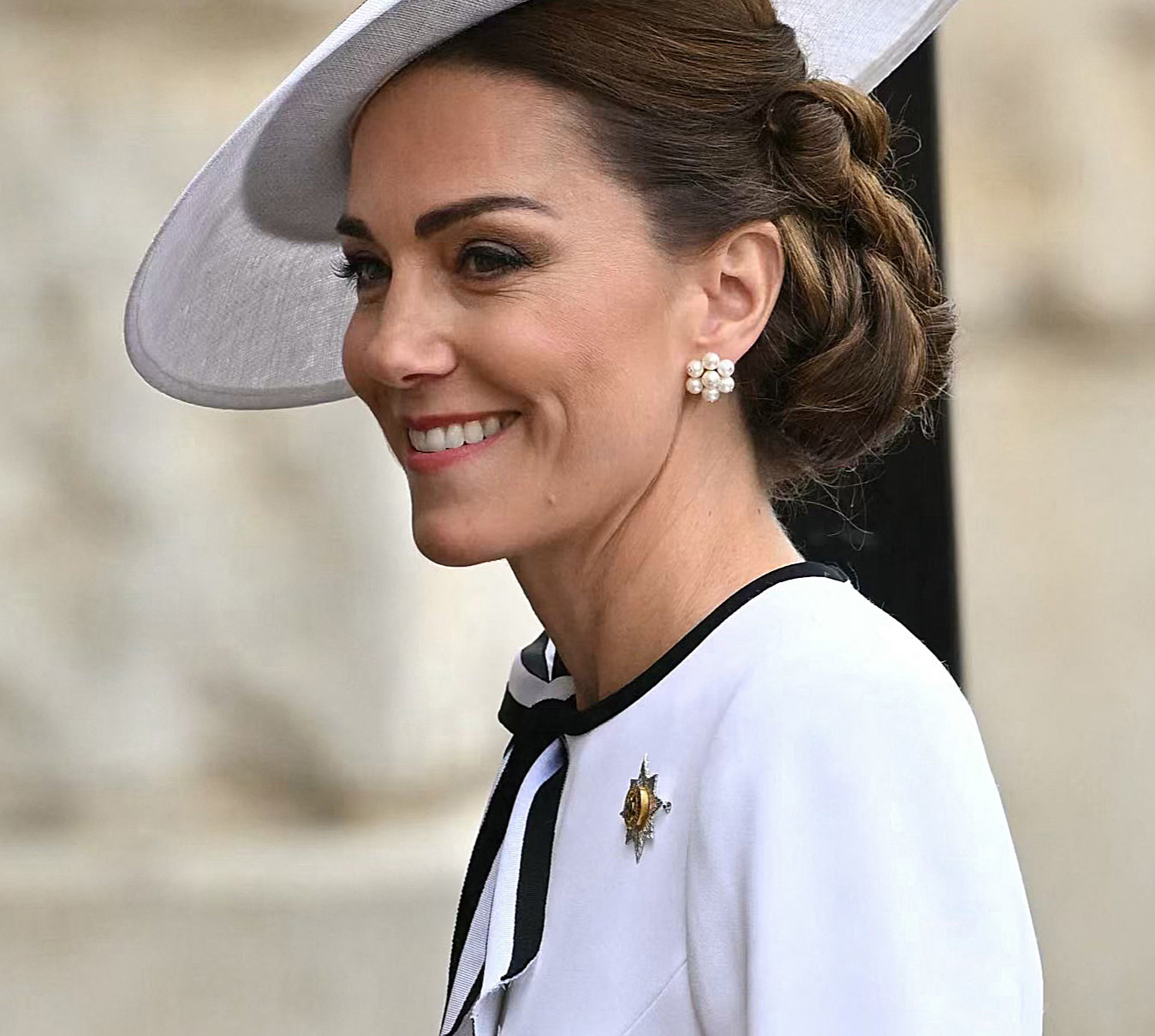 Зі сліпучою усмішкою та в сукні улюбленого бренду: Міддлтон уперше за час хвороби з'явилася на публіці. Фото