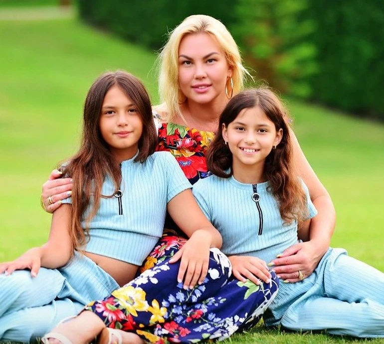 Було дуже важко не сміятися: Камалія з доньками влаштували липке змагання. Відео