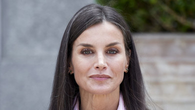 Королева Летісія в вінтажному Balenciaga і діамантах оголила плечі для вишуканого фотопортрету